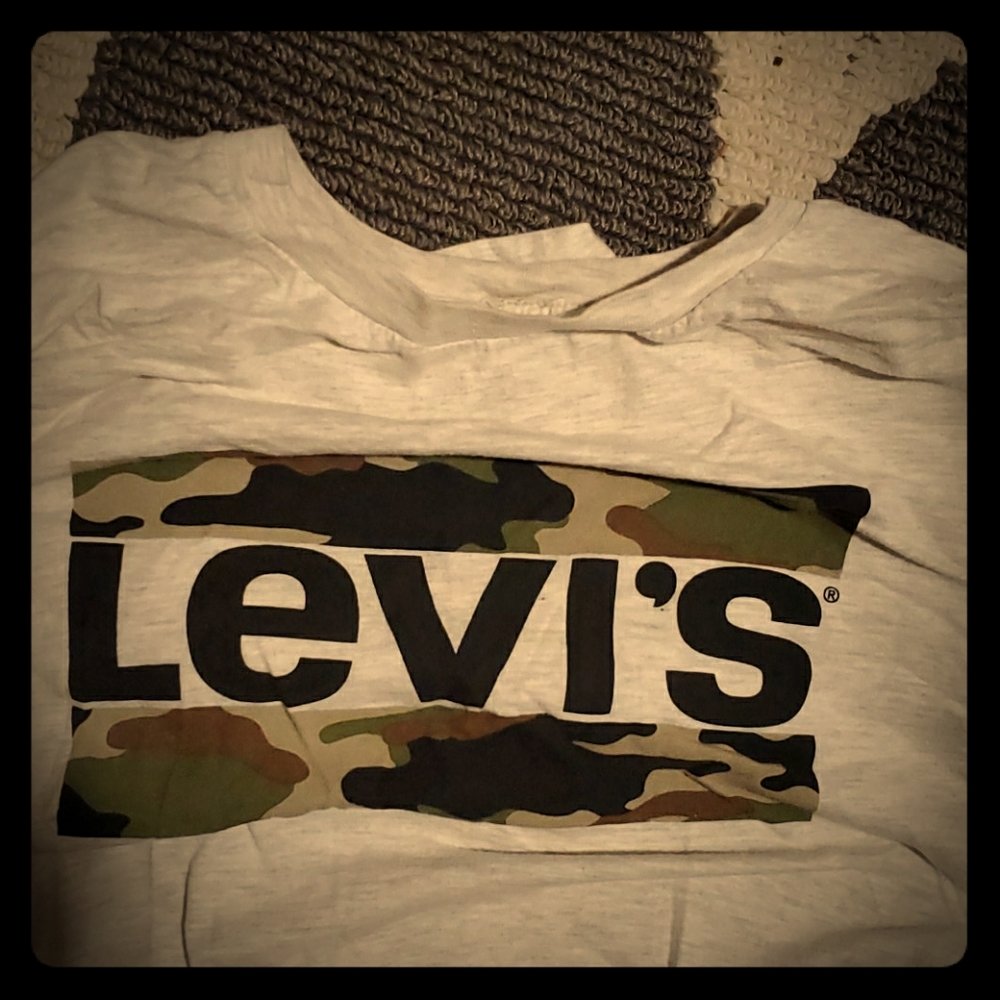 Levi's camo logo tee